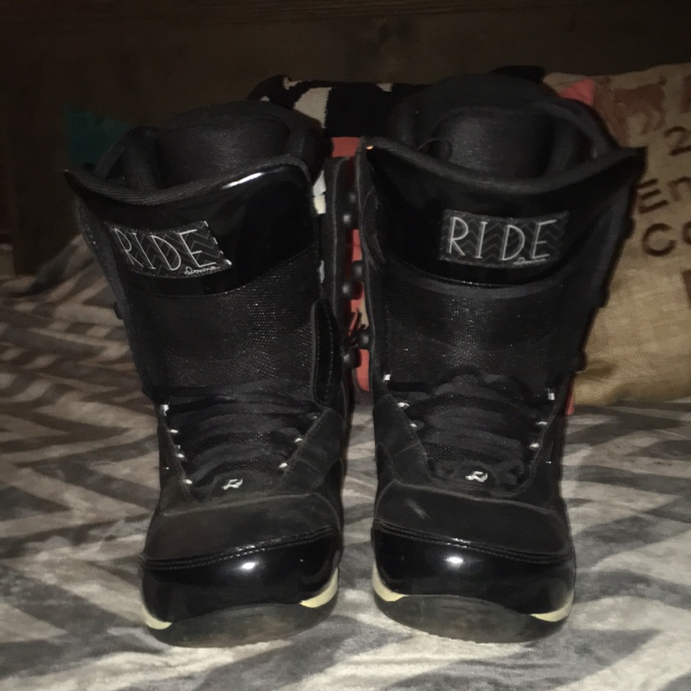 Snowboard boots